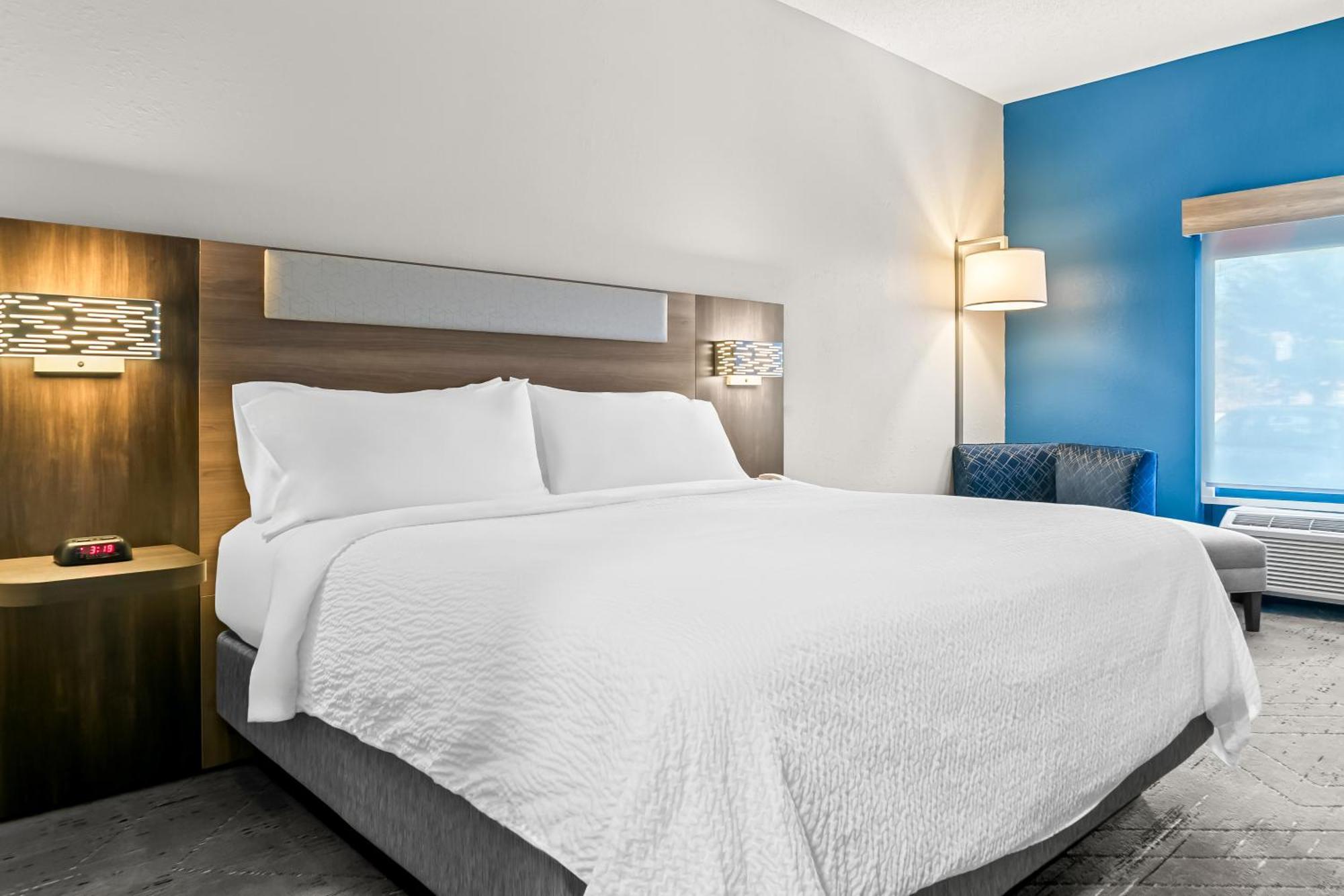 Holiday Inn Express & Suites - Detroit North - Roseville By Ihg Exterior photo